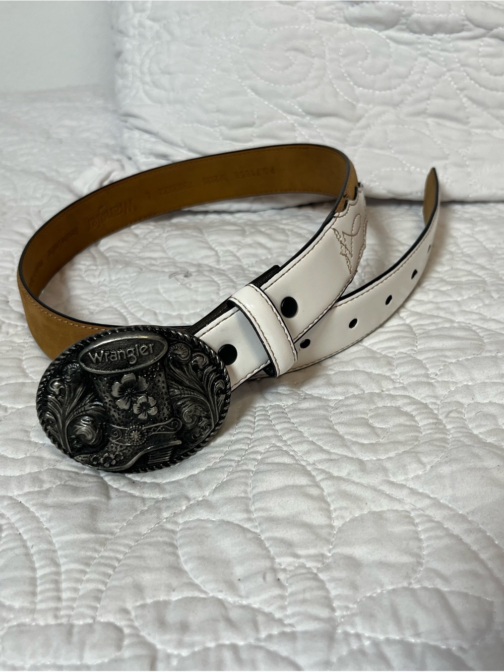 Wrangler White and Tan Western Belt with Ornate Silver Buckle - Picture 4 of 9